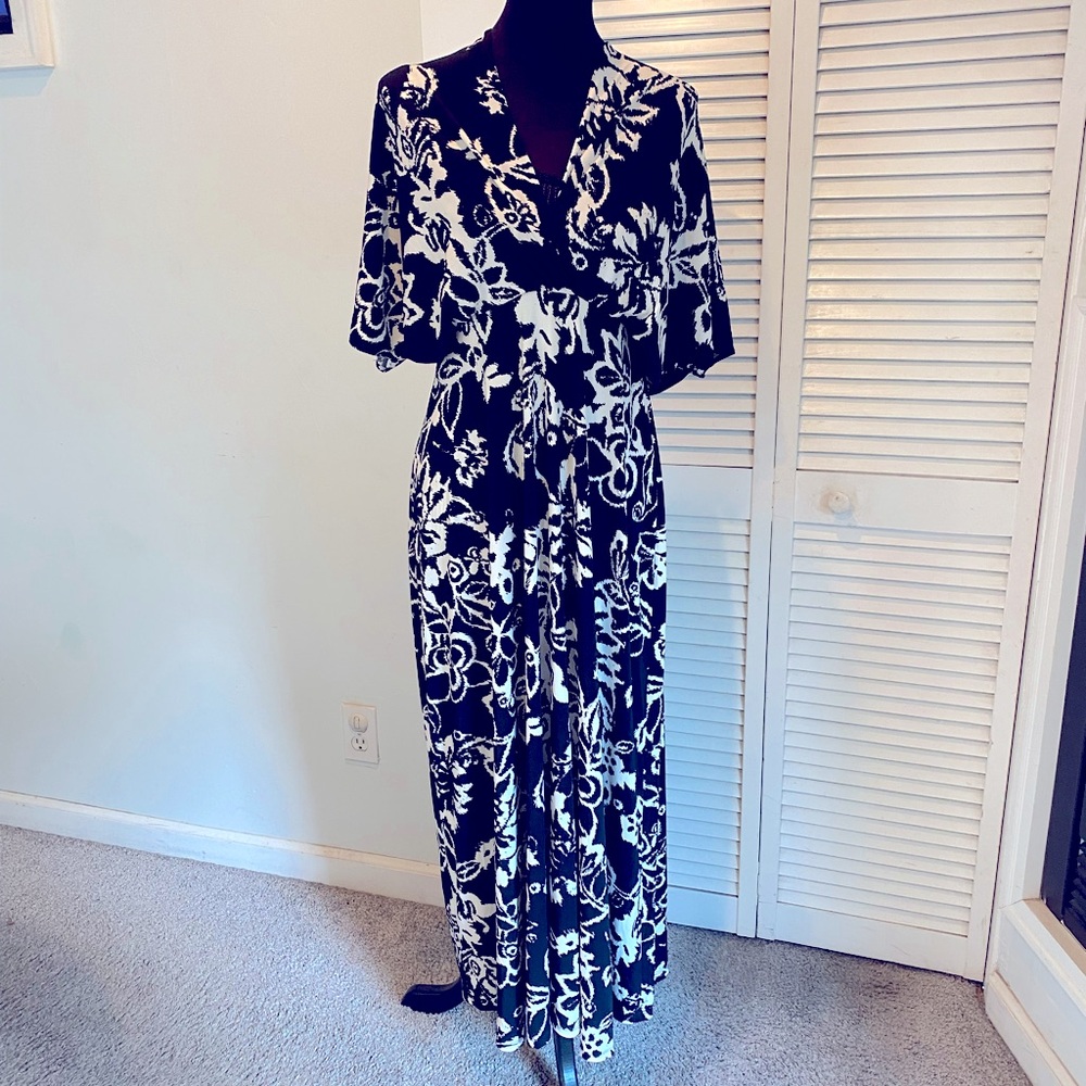 TRAVELSMITH Maxi Dress. Lots of Stretch Throughout Dress. So Flattering!🖤🤍